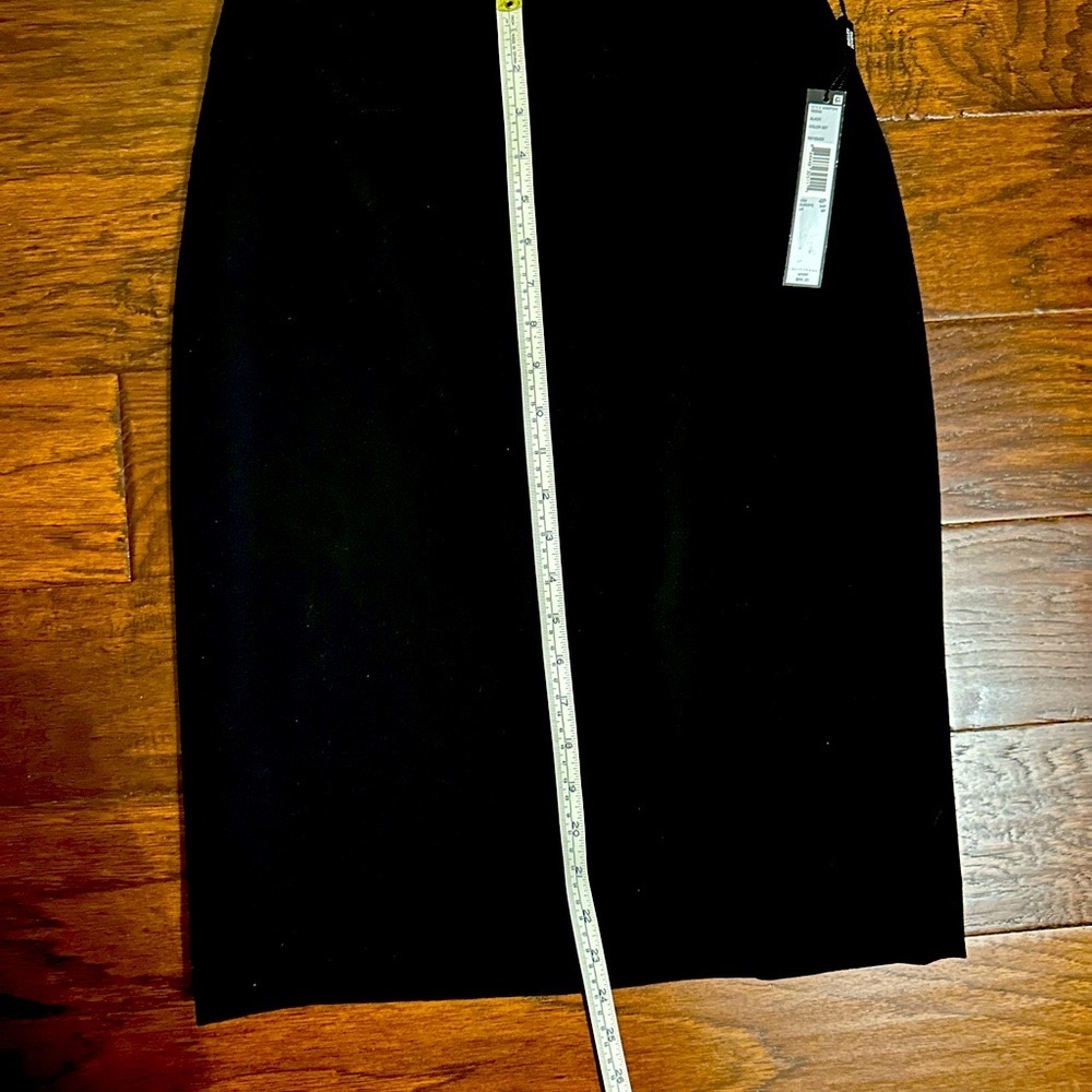Ladies Tahari Levine black skirt. Size 4P. NWT